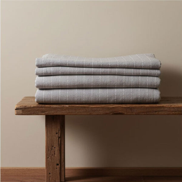 Colcha Gris Con Lineas Blancas