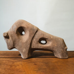 Escultura de Barro en Forma de Toro
