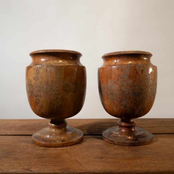 Set de Jarrones Torneados en Madera con Grabado en Flores