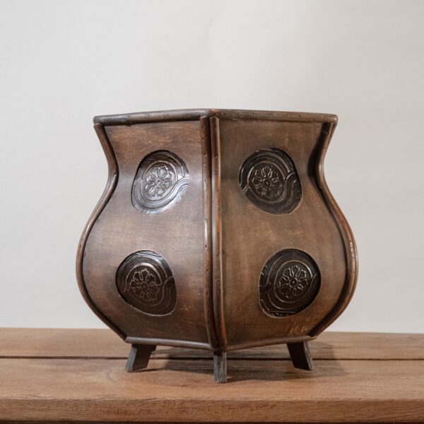 Jarrón de Madera con Relieve y Metal Repujado