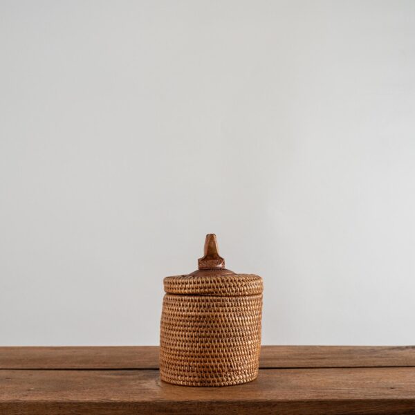 Galletero De Fibra Natural Con Detalle En Madera